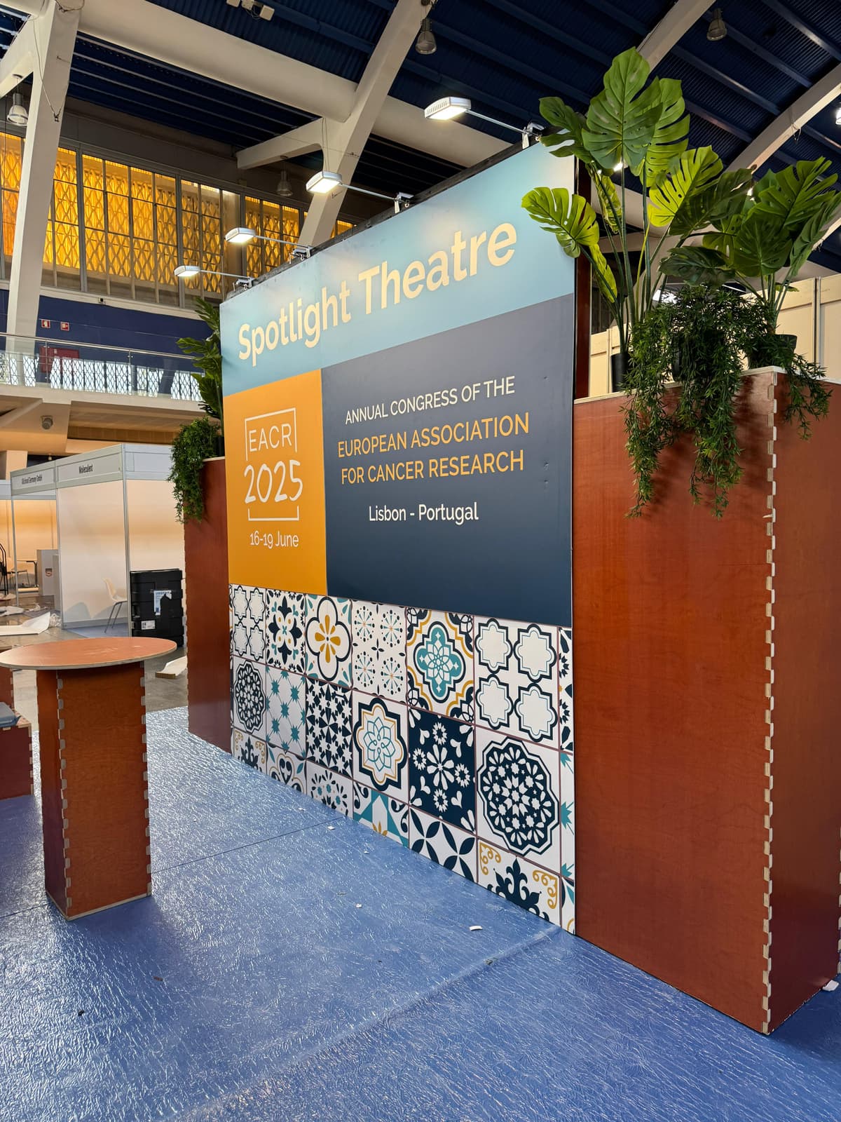 Tribune met achterwand Spotlight Theatre EACR 2025